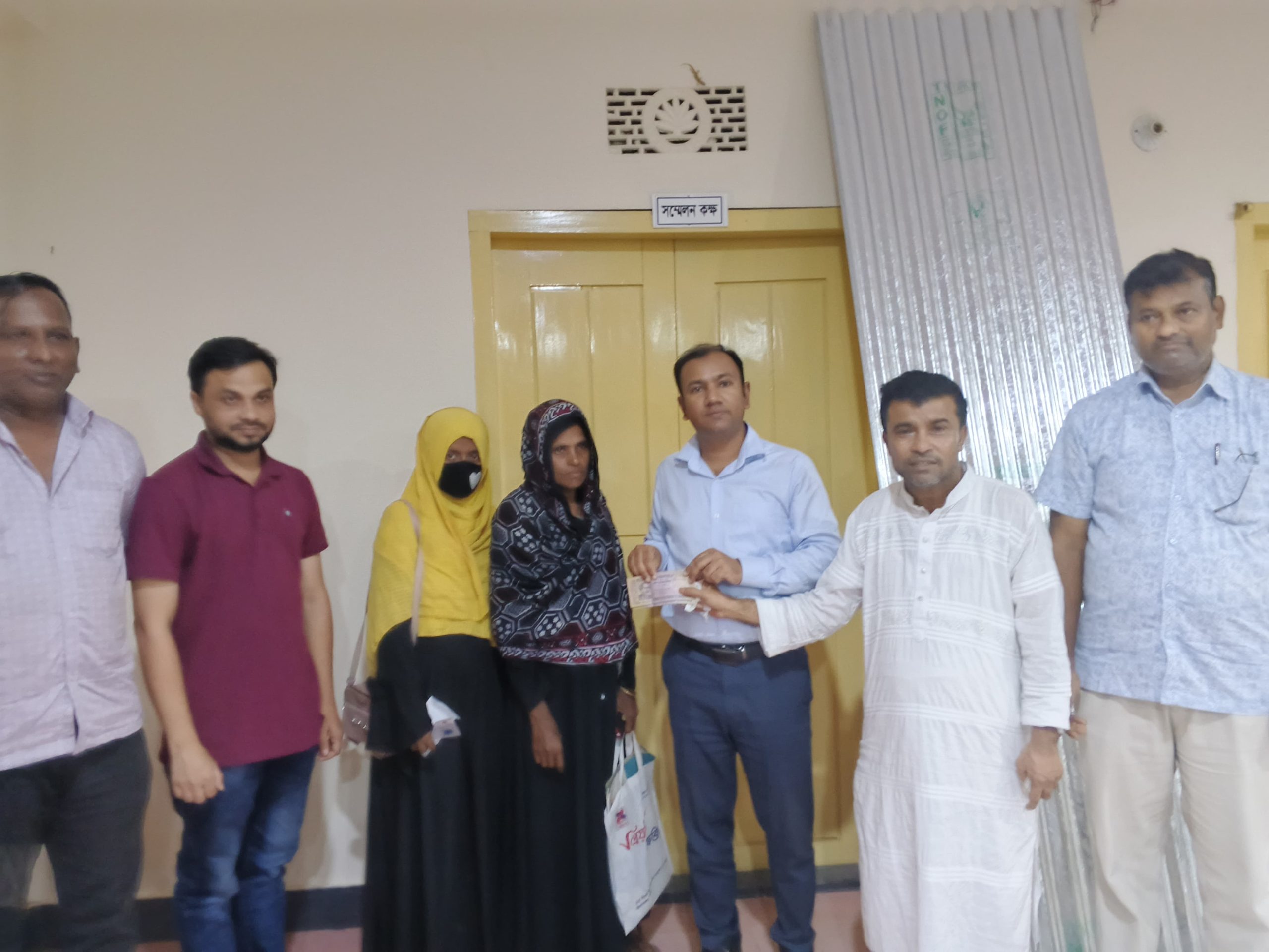 ছাতকে অভুক্ত অসহায় পরিবারের পাশে ইউএনও