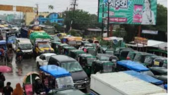 সুনামগঞ্জ সিলেট মহাসড়কে দুই ঘন্টা যানবাহন চলাচল বন্ধ, দুর্ভোগে যাত্রীরা।