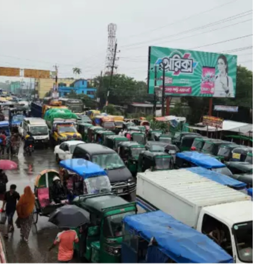 সুনামগঞ্জ সিলেট মহাসড়কে দুই ঘন্টা যানবাহন চলাচল বন্ধ, দুর্ভোগে যাত্রীরা।
