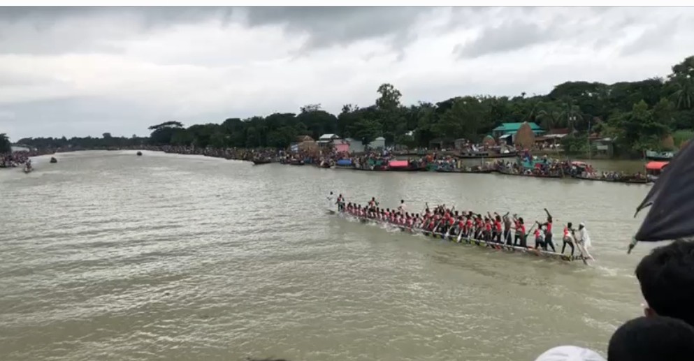 শাল্লায় গ্রাম বাংলার ঐতিহ্য নৌকা বাইচ অনুষ্ঠিত।