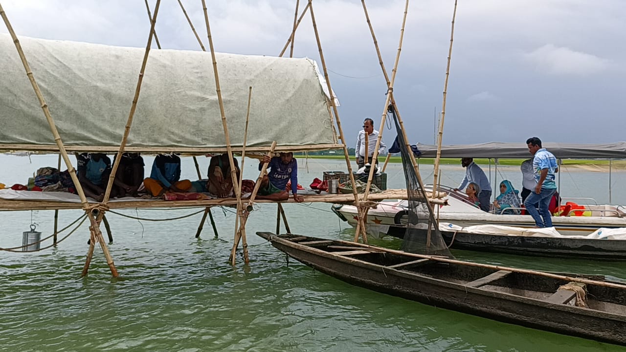 মৎস্য উপদেষ্টার নদী ও হাওর পরিদর্শন; অবৈধ জাল ব্যবহার করায় ৫ জেলের কারাদণ্ড।