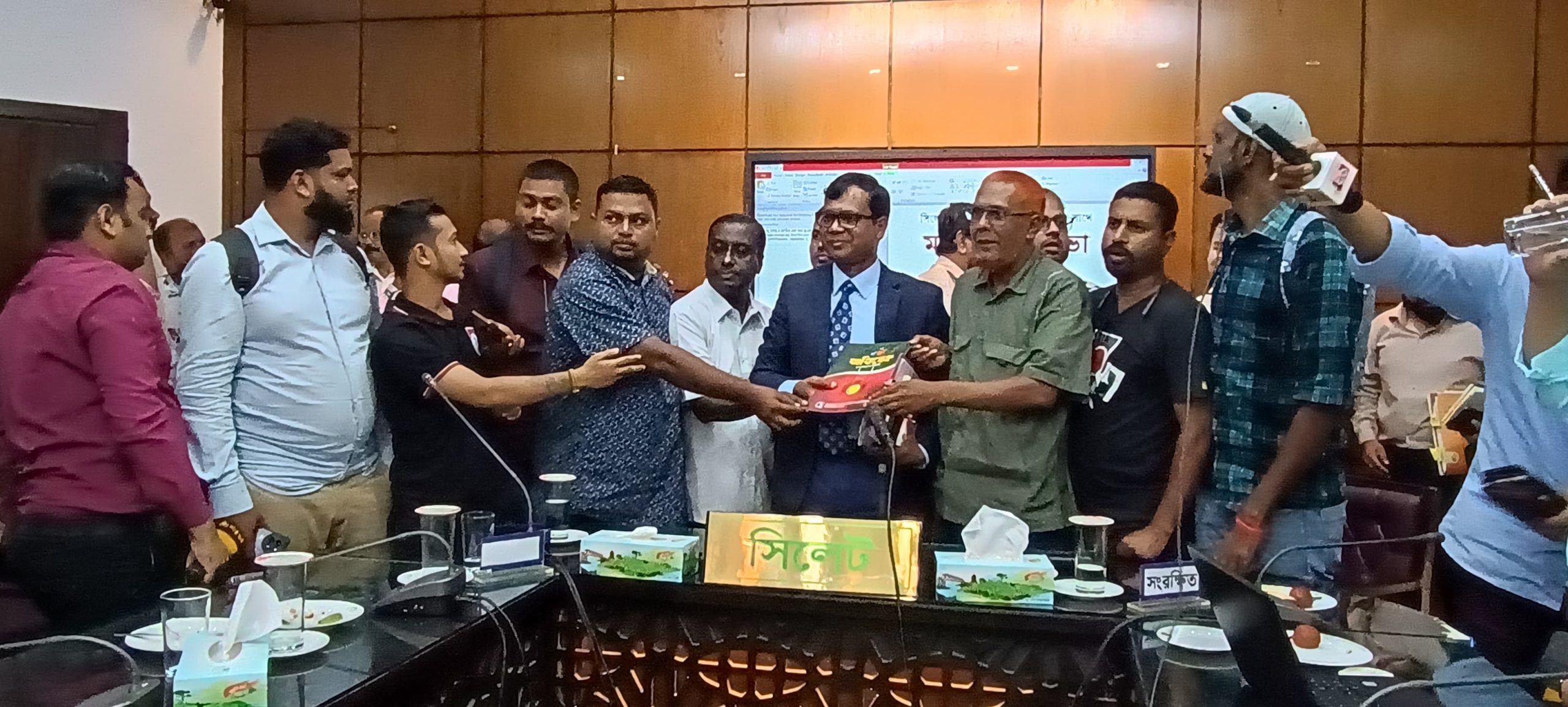জেলা প্রশাসকের সাথে ফটো জার্নালিস্ট এসোসিয়েশন সিলেট বিভাগীয় কমিটির শুভেচ্ছা বিনিময়