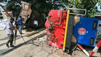 চালবাহী ট্রাকের ধাক্কায় পড়ে গেল ট্রেনের ইঞ্জিন, নিহত ১