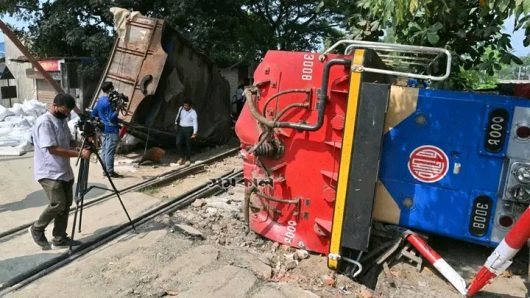 চালবাহী ট্রাকের ধাক্কায় পড়ে গেল ট্রেনের ইঞ্জিন, নিহত ১