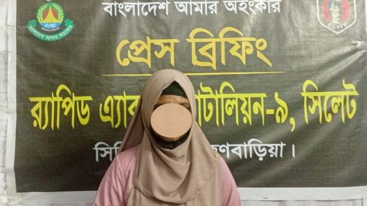নিখোঁজ তরুনীকে ভারত পাচারের চেষ্টাকালে র‌্যাব উদ্ধার করেছে।