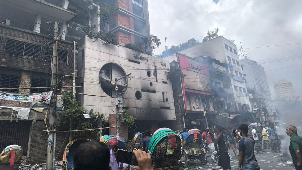 আওয়ামী লীগের কেন্দ্রীয় কার্যালয়ে আগুন