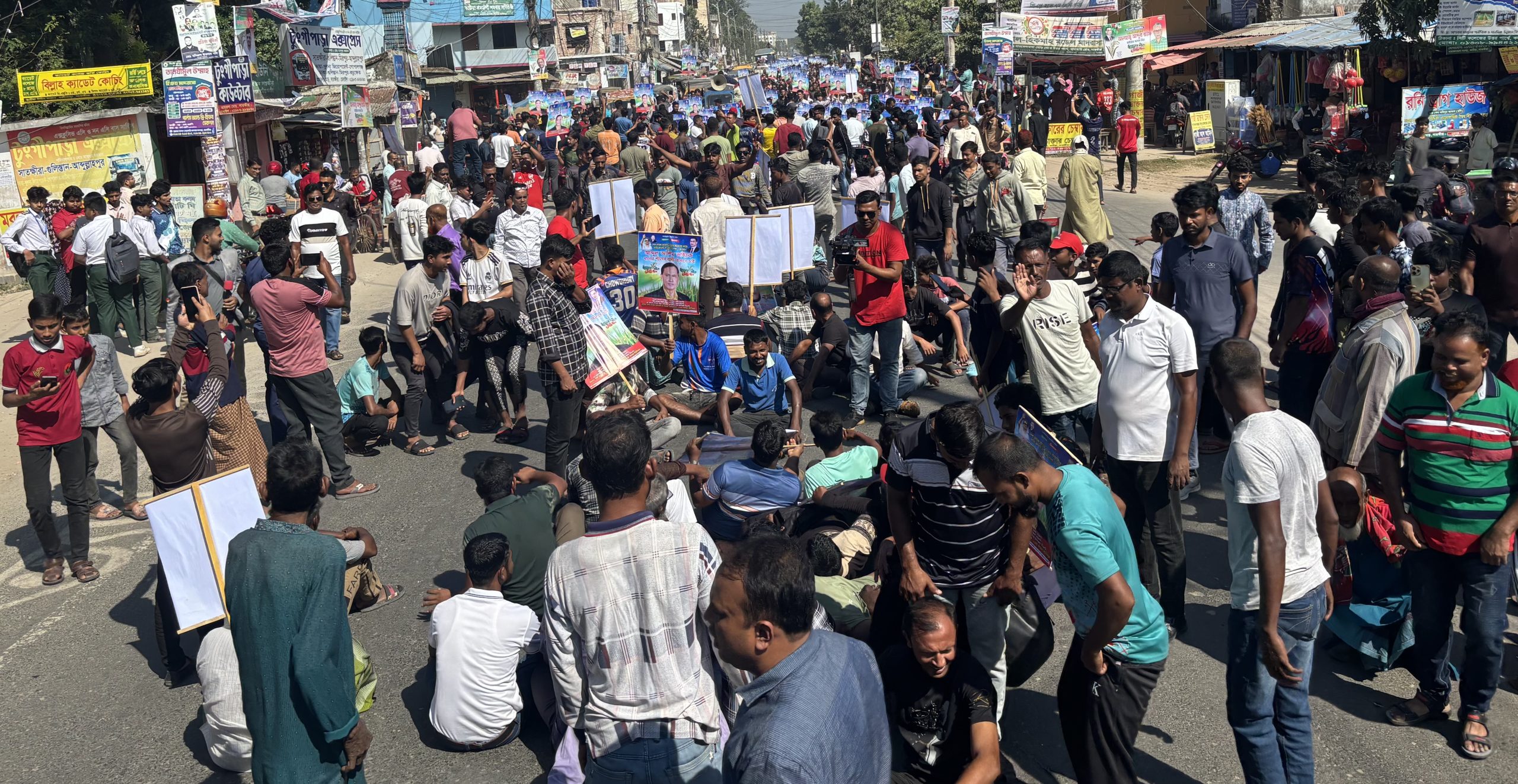 মনোনয়ন বিতর্কে উত্তাল সাতক্ষীরা-২: আব্দুল আলিমের মনোনয়নের দাবিতে সড়ক অবরোধ