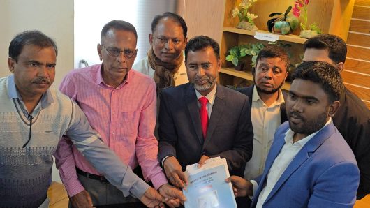 সুনামগঞ্জ ১ আসনে বিএনপির মনোনীত ধানের শীষের প্রার্থী আনিসুল হক মনোনয়ন পত্র সংগ্রহ করলেন।