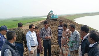 ধর্মপাশা উপজেলায় হাওরের ফসলরক্ষা বাঁধ পরিদর্শন এমপি কামরুজ্জামান কামরুল। বাধেঁর কাজে কোন অনিয়ম দুর্নীতি বরদাস্ত করা হবে না।