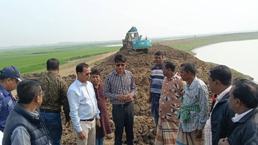 ধর্মপাশা উপজেলায় হাওরের ফসলরক্ষা বাঁধ পরিদর্শন এমপি কামরুজ্জামান কামরুল। বাধেঁর কাজে কোন অনিয়ম দুর্নীতি বরদাস্ত করা হবে না।