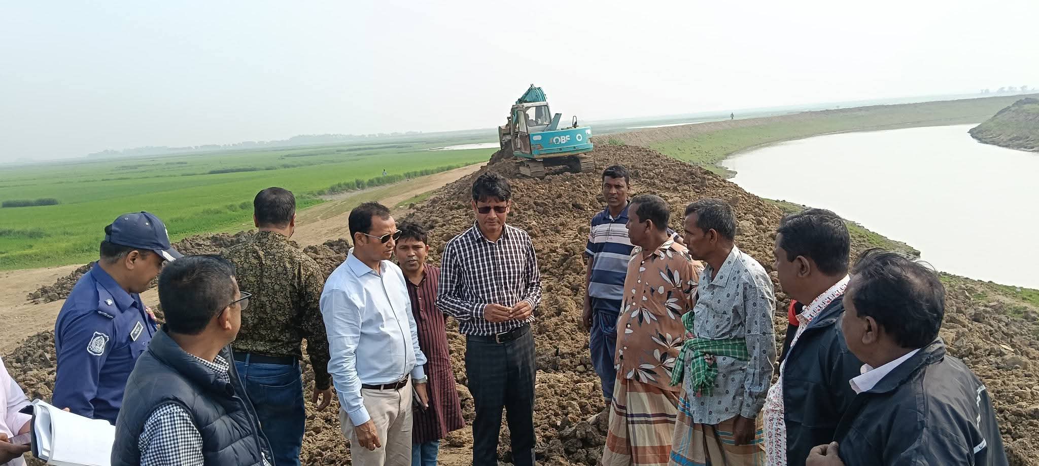 ধর্মপাশা উপজেলায় হাওরের ফসলরক্ষা বাঁধ পরিদর্শন এমপি কামরুজ্জামান কামরুল। বাধেঁর কাজে কোন অনিয়ম দুর্নীতি বরদাস্ত করা হবে না।