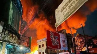 সুনামগঞ্জ শহরের ট্রাফিক পয়েন্টে ভয়াবহ অগ্নিকাণ্ডের ঘটনায় অন্তত ১০টি দোকান ভস্মীভূত, ক্ষতির পরিমাণ ১০ কোটি টাকা।