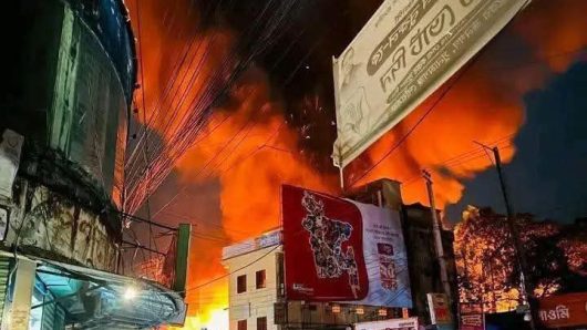 সুনামগঞ্জ শহরের ট্রাফিক পয়েন্টে ভয়াবহ অগ্নিকাণ্ডের ঘটনায় অন্তত ১০টি দোকান ভস্মীভূত, ক্ষতির পরিমাণ ১০ কোটি টাকা।