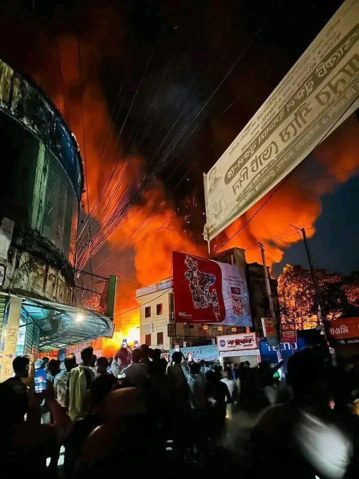 সুনামগঞ্জ শহরের ট্রাফিক পয়েন্টে ভয়াবহ অগ্নিকাণ্ডের ঘটনায় অন্তত ১০টি দোকান ভস্মীভূত, ক্ষতির পরিমাণ ১০ কোটি টাকা।