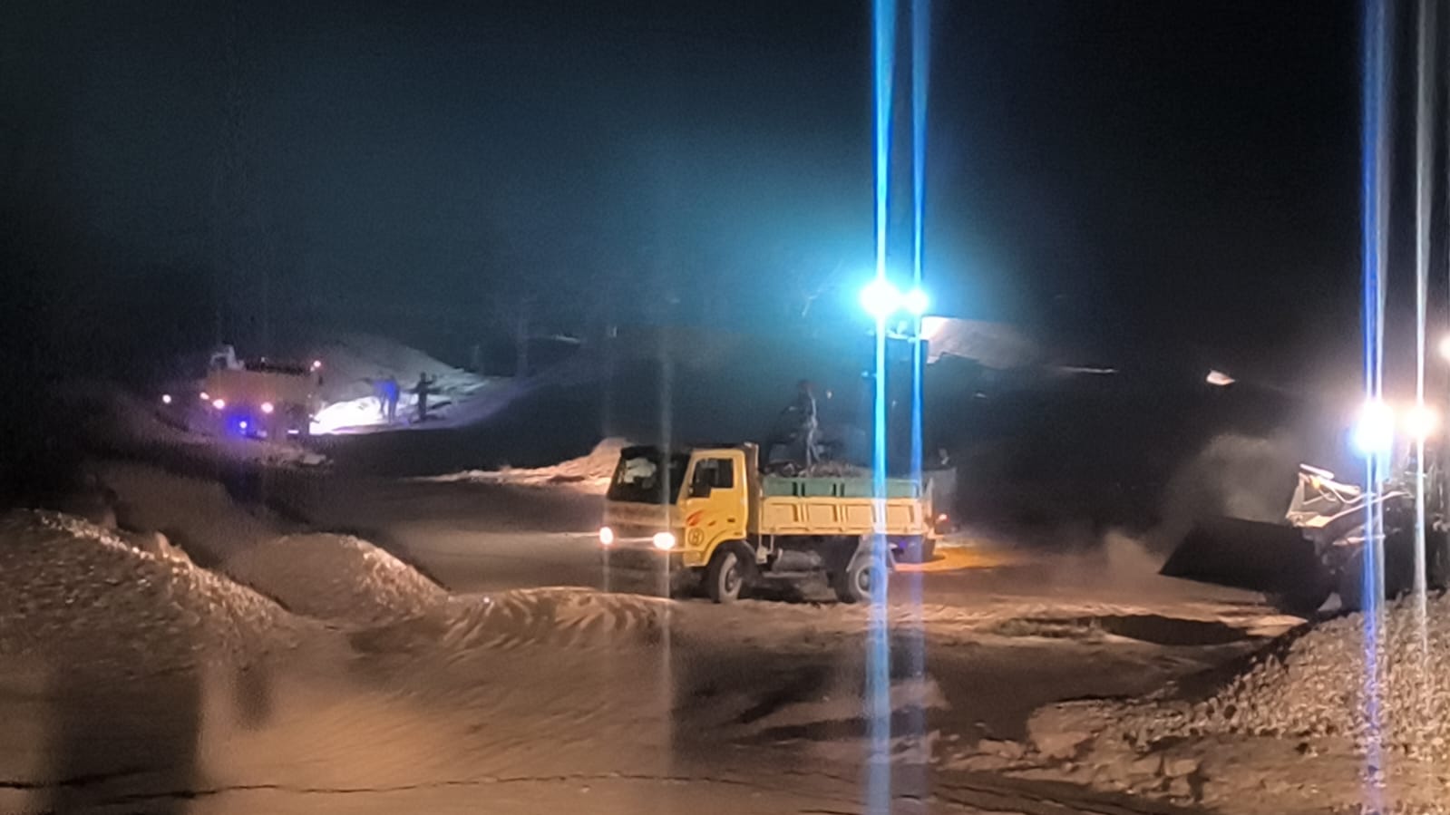 ইজারাবিহীন ধোপাজান নদীর বালু-পাথর লুটপাঠ।