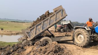 সুনামগঞ্জে নির্ধারিত সময়ের মধ্যে হাওরের ফসল রক্ষা বাঁধের কাজ শেষ না হওয়ায় কৃষকদের মাঝে চরম উদ্বেগ ও উৎকণ্ঠা।