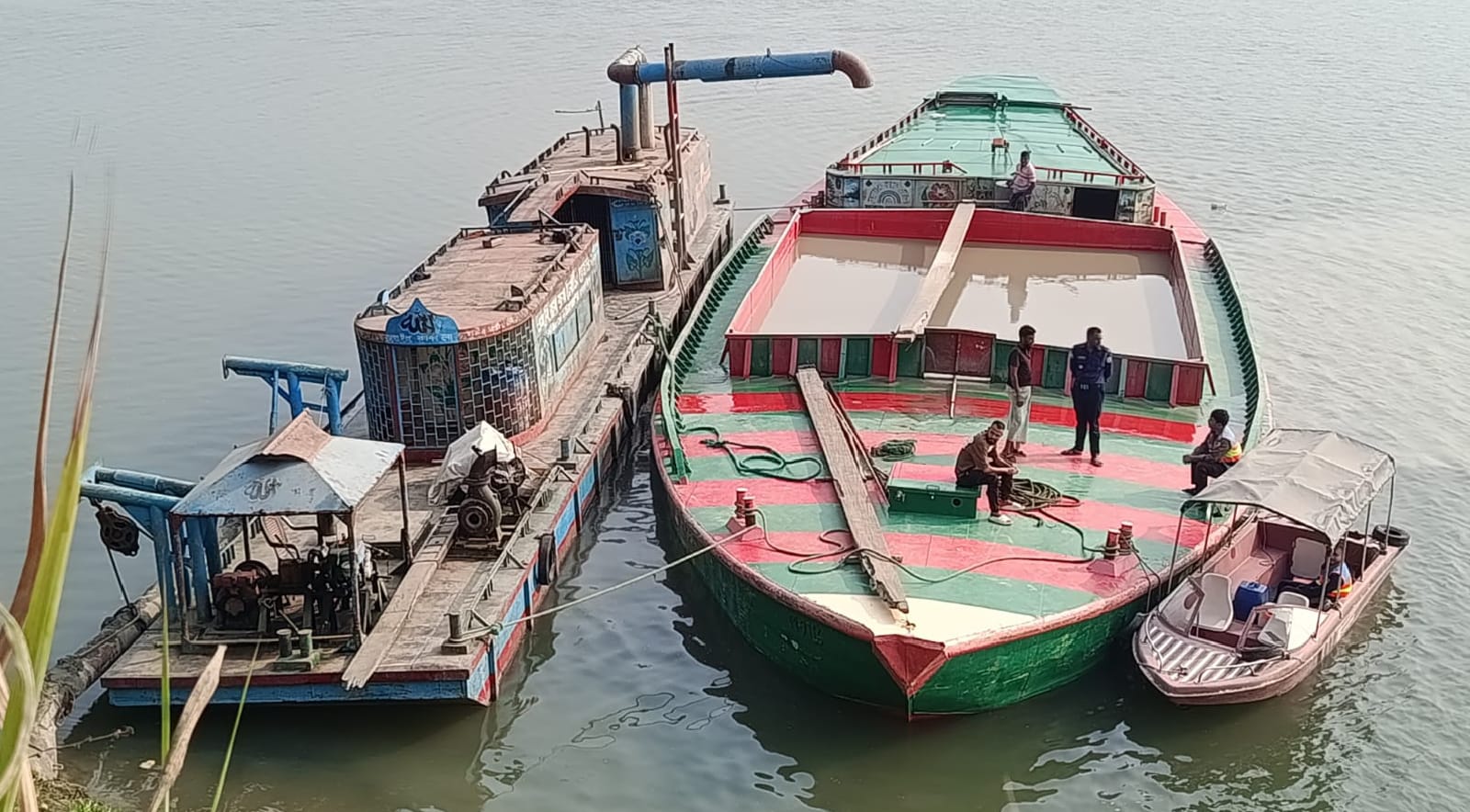 সুনামগঞ্জে অবৈধ ড্রেজার মেশিন, বালু ভর্তি বাল্কহেডসহ ৩ জন আটক