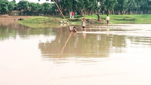 টাঙ্গুয়ার নজর খালী বাঁধ ভেঙে হাওরে পানি ঢুকছে। ৮২ গ্রামবাসীর বাঁধ নির্মাণের দাবী পাউবোর না।