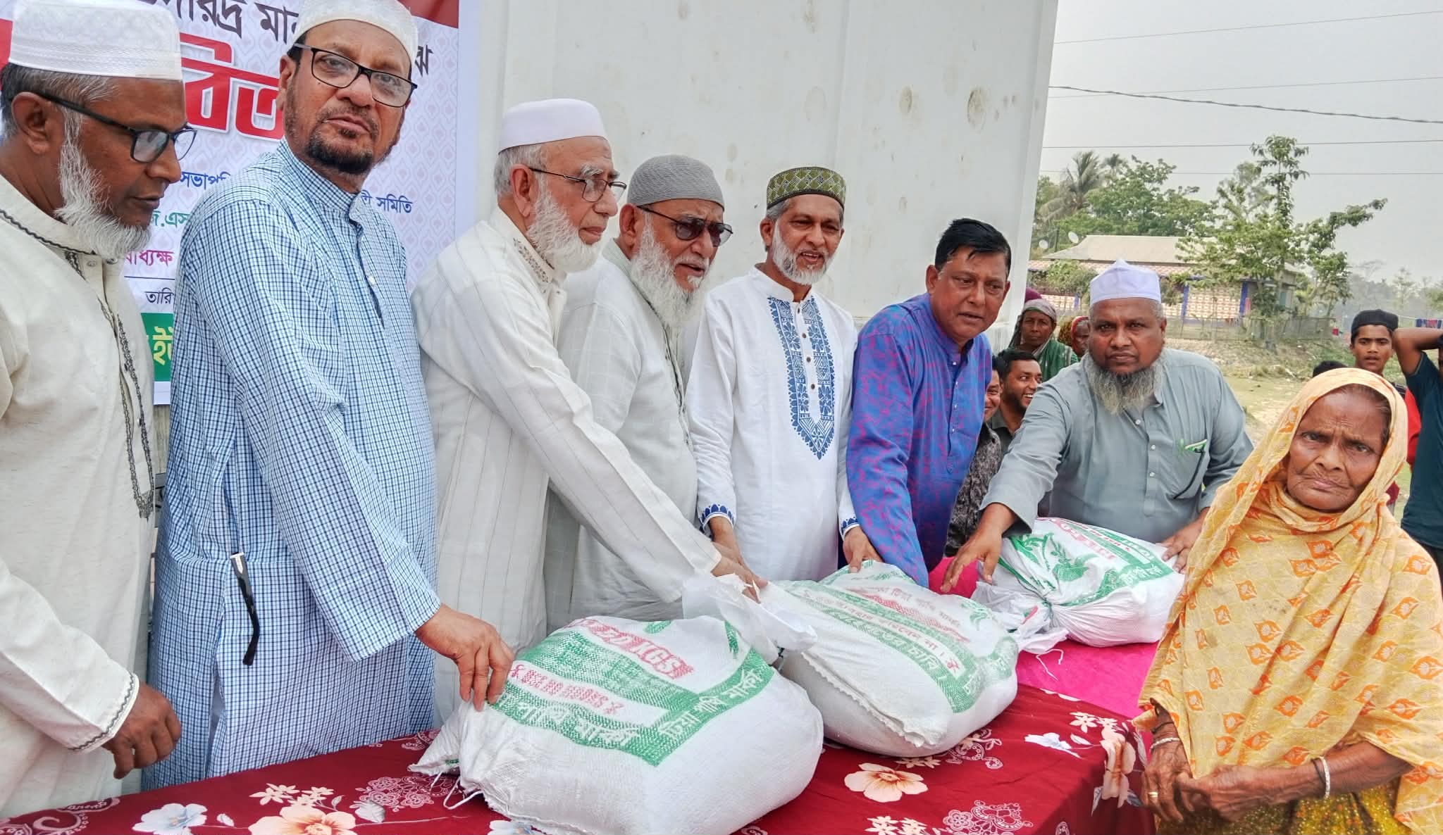 গ্রেটার সিলেট ডেভেলপমেন্ট অ্যান্ড ওয়েলফেয়ার কাউন্সিল ইউকের উদ্যোগে দরিদ্রদের মাঝে ঈদ সামগ্রী বিতরণ।