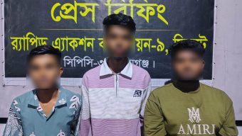 ৩২৩ বোতল বিদেশী মদসহ তিন মাদক ব্যবসায়ীকে আটক করেছে র‌্যাব।