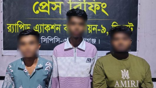 ৩২৩ বোতল বিদেশী মদসহ তিন মাদক ব্যবসায়ীকে আটক করেছে র‌্যাব।