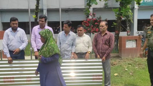 ছাতকে অসহায় ও ক্ষতিগ্রস্ত পরিবারের মাঝে সরকারি ঢেউ টিন ভিতরণ।
