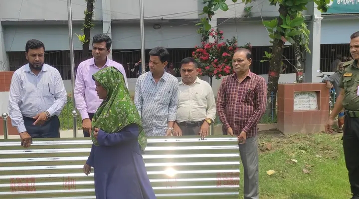 ছাতকে অসহায় ও ক্ষতিগ্রস্ত পরিবারের মাঝে সরকারি ঢেউ টিন ভিতরণ।
