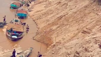 ড্রেজারে বালু উত্তোলনে হুমকিতে শিমুল বাগান ও যাদুকাটা সেতু, অভিযোগ রানু মেম্বারের বিরুদ্ধে।