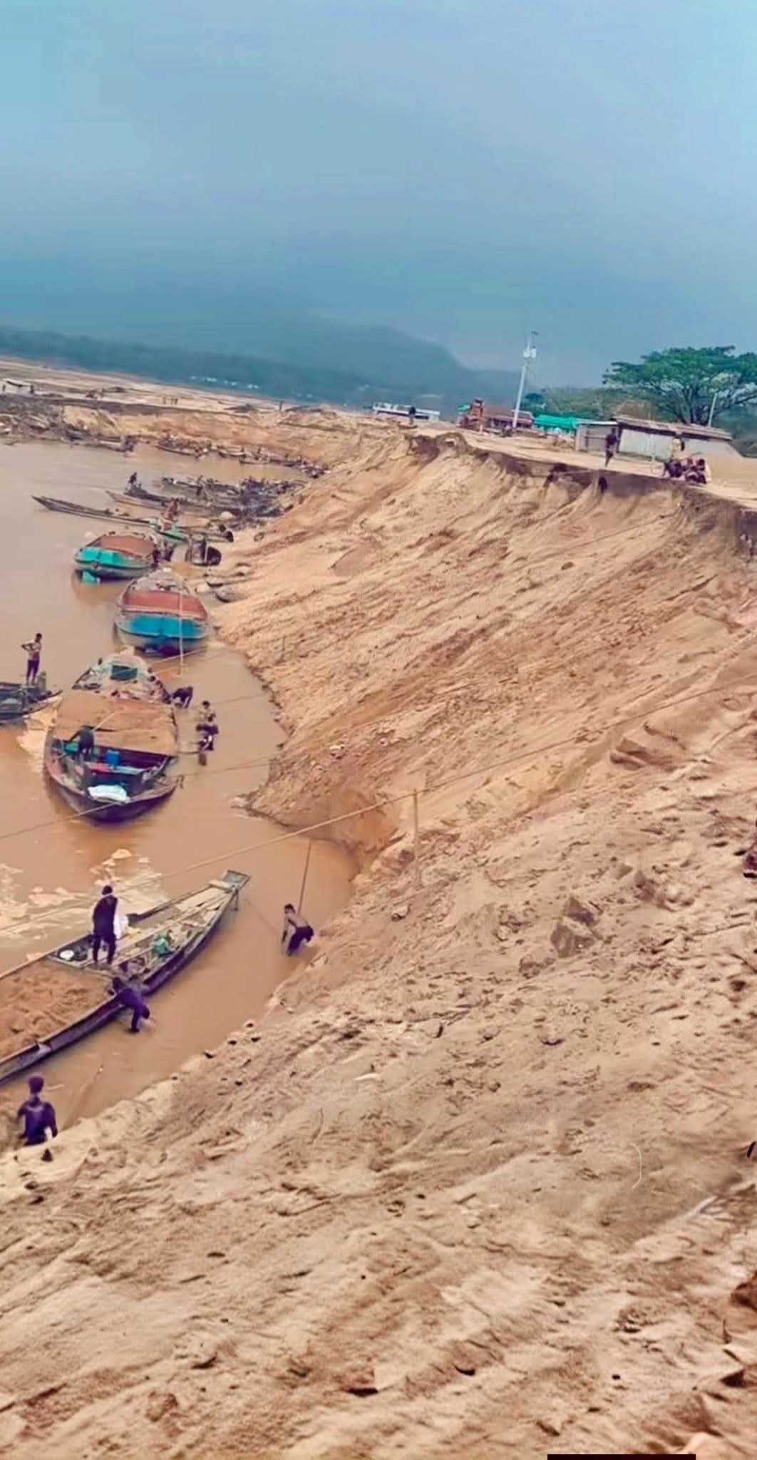 ড্রেজারে বালু উত্তোলনে হুমকিতে শিমুল বাগান ও যাদুকাটা সেতু, অভিযোগ রানু মেম্বারের বিরুদ্ধে।
