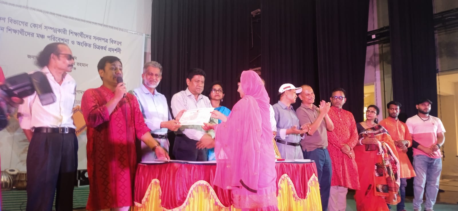 সুনামগঞ্জ জেলা শিল্পকলা একাডেমীর আয়োজনে প্রশিক্ষণ বিভাগের শিক্ষার্থীদের সনদ পত্র বিতরণ।