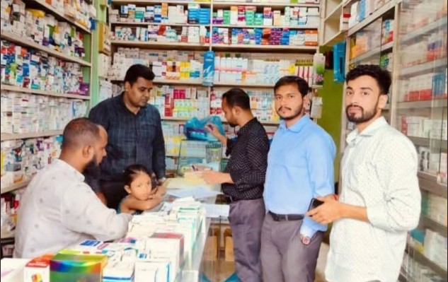 ছাতকে ঔষধের নিয়মমীতি না মেনে অবাধে চলছে ফার্মেসী ব্যবসা, দুই ফার্মেসীকে জরিমানা।