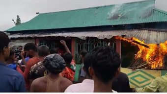 মাদক সেবন, বিক্রি ও চুরির অভিযোগে এক ব্যক্তির বাড়িতে আগুন।