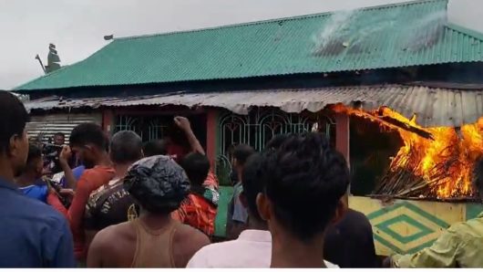 মাদক সেবন, বিক্রি ও চুরির অভিযোগে এক ব্যক্তির বাড়িতে আগুন।