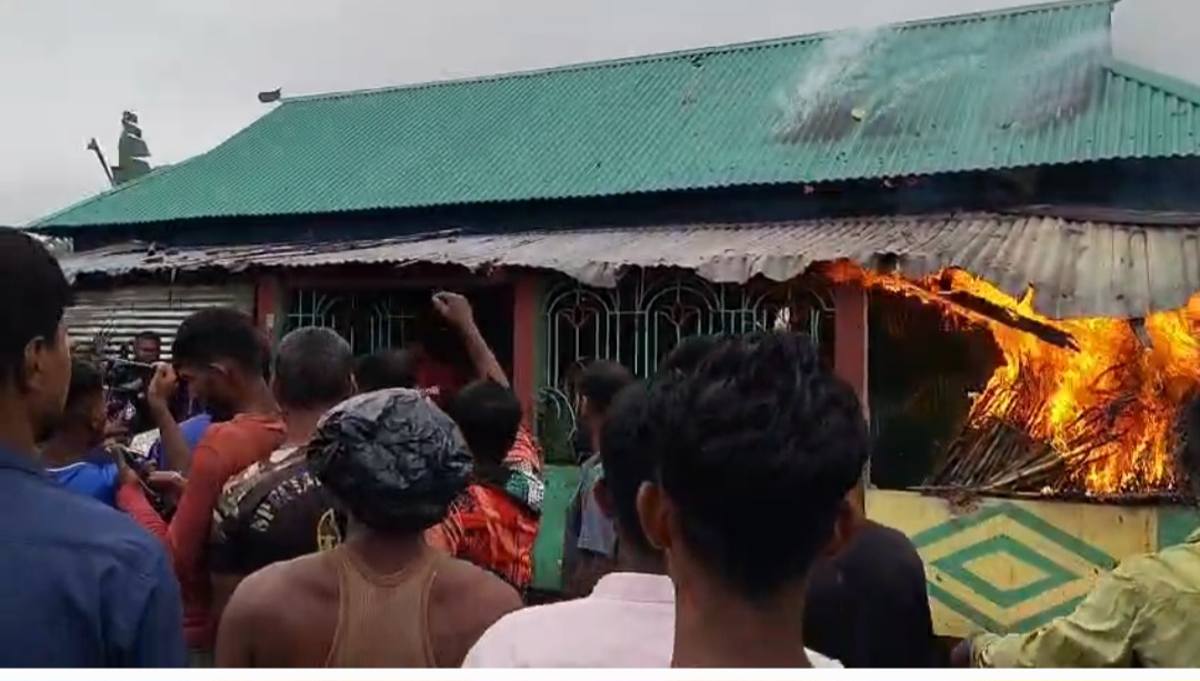 মাদক সেবন, বিক্রি ও চুরির অভিযোগে এক ব্যক্তির বাড়িতে আগুন।
