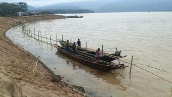 যাদুকাটা নদীর পাড় কাটা বন্ধে ইজারাদারের বাশেঁর বেড়া।
