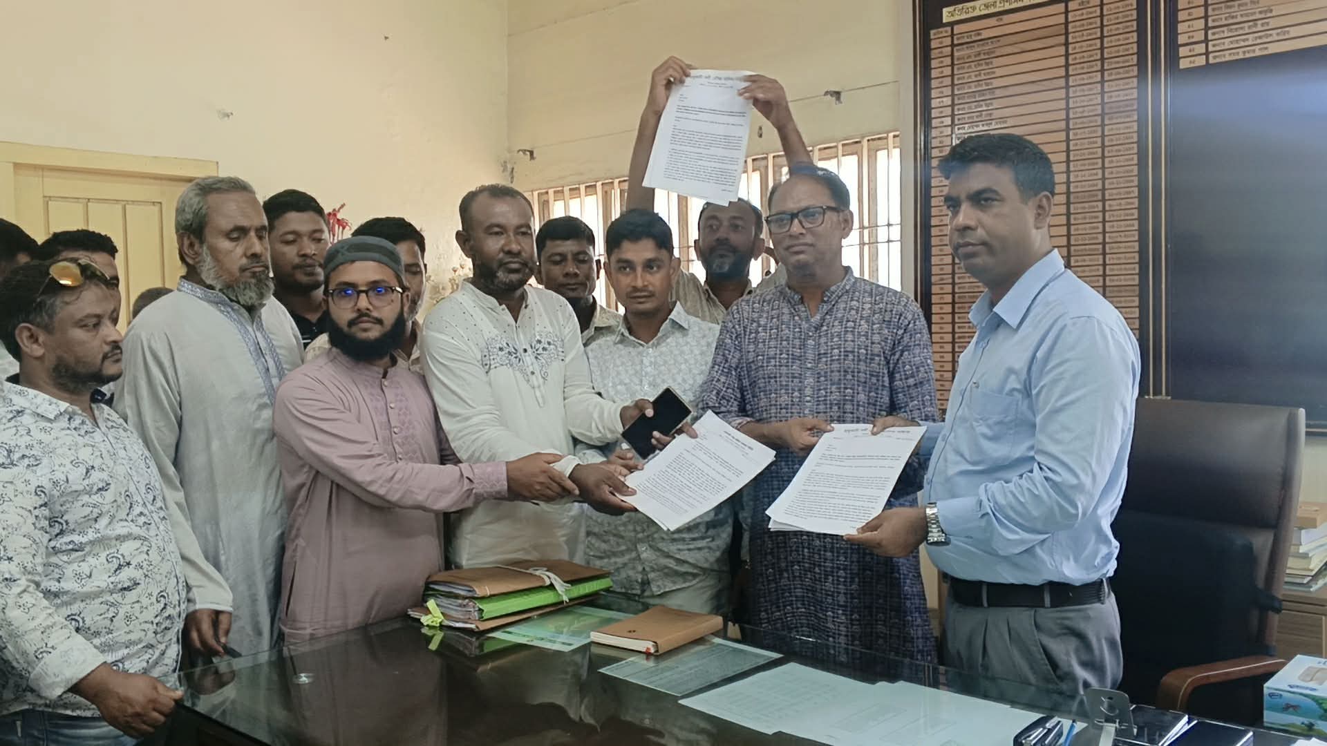 তাহিরপুরের নৌপথে টোল সন্ত্রাস; ডিসিকে দুই সমিতির স্মারকলিপি প্রদান।