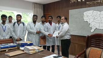 টানা ১০ দিন আন্দোলনের পর জেলা প্রশাসক ও সিভিল সার্জনকে মেডিকেল শিক্ষার্থীদের স্মারকলিপি