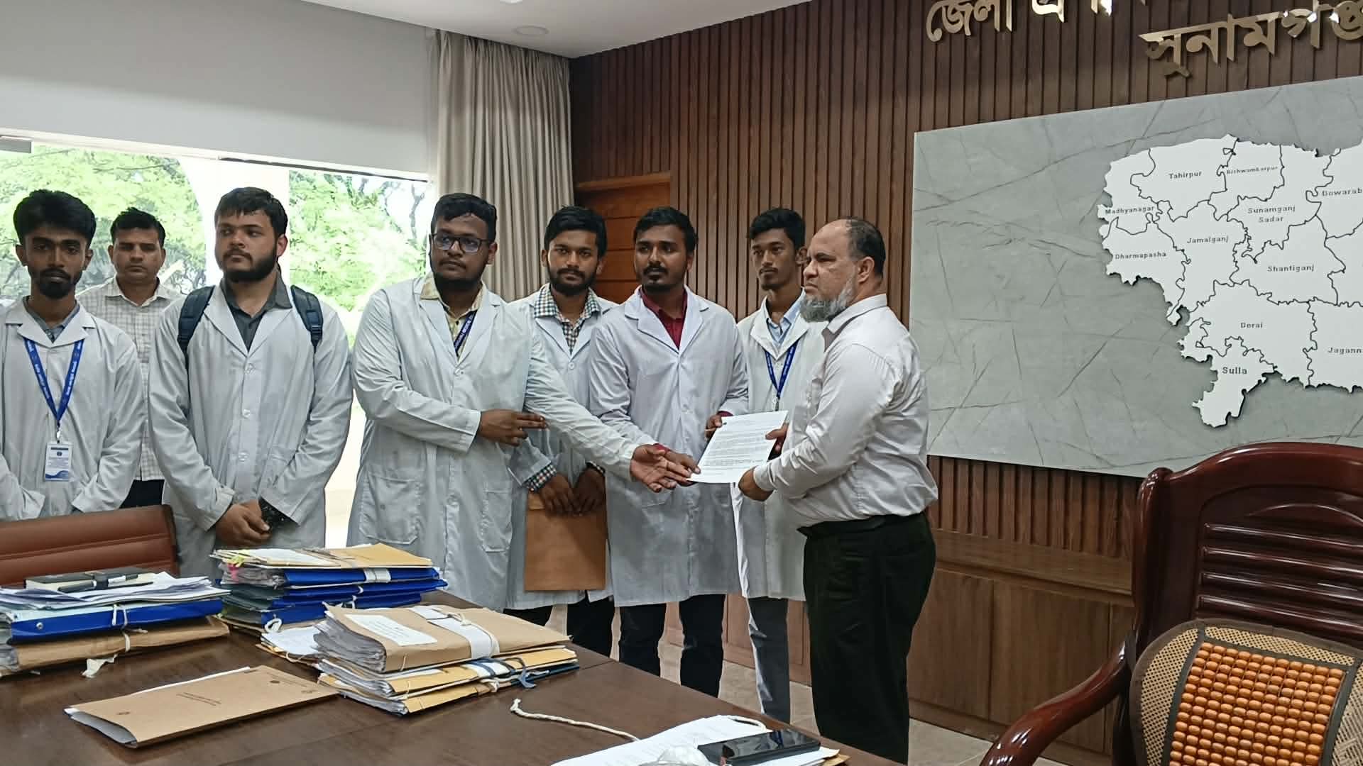 টানা ১০ দিন আন্দোলনের পর জেলা প্রশাসক ও সিভিল সার্জনকে মেডিকেল শিক্ষার্থীদের স্মারকলিপি