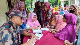 সুনামগঞ্জে অতিবৃষ্টি ও পাহাড়ি ঢলে ক্ষতিগ্রস্ত অসহায় ও দরিদ্র সীমান্তবর্তী এলাকাবাসীকে বিজিবি কর্তৃক চিকিৎসা সহায়তা ও বিনামূল্যে ঔষধ বিতরণ।