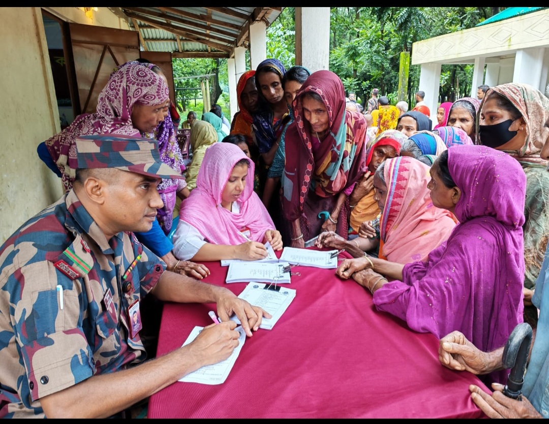 সুনামগঞ্জে অতিবৃষ্টি ও পাহাড়ি ঢলে ক্ষতিগ্রস্ত অসহায় ও দরিদ্র সীমান্তবর্তী এলাকাবাসীকে বিজিবি কর্তৃক চিকিৎসা সহায়তা ও বিনামূল্যে ঔষধ বিতরণ।