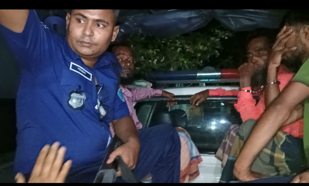 সুনামগঞ্জে কোটি টাকার চোরাই পণ্য সহ তিন জন আটক।