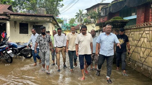 সুনামগঞ্জ শহরের জলাবদ্ধতা পরিস্থিতি পরিদর্শনে এমপি ও পৌর প্রশাসক।