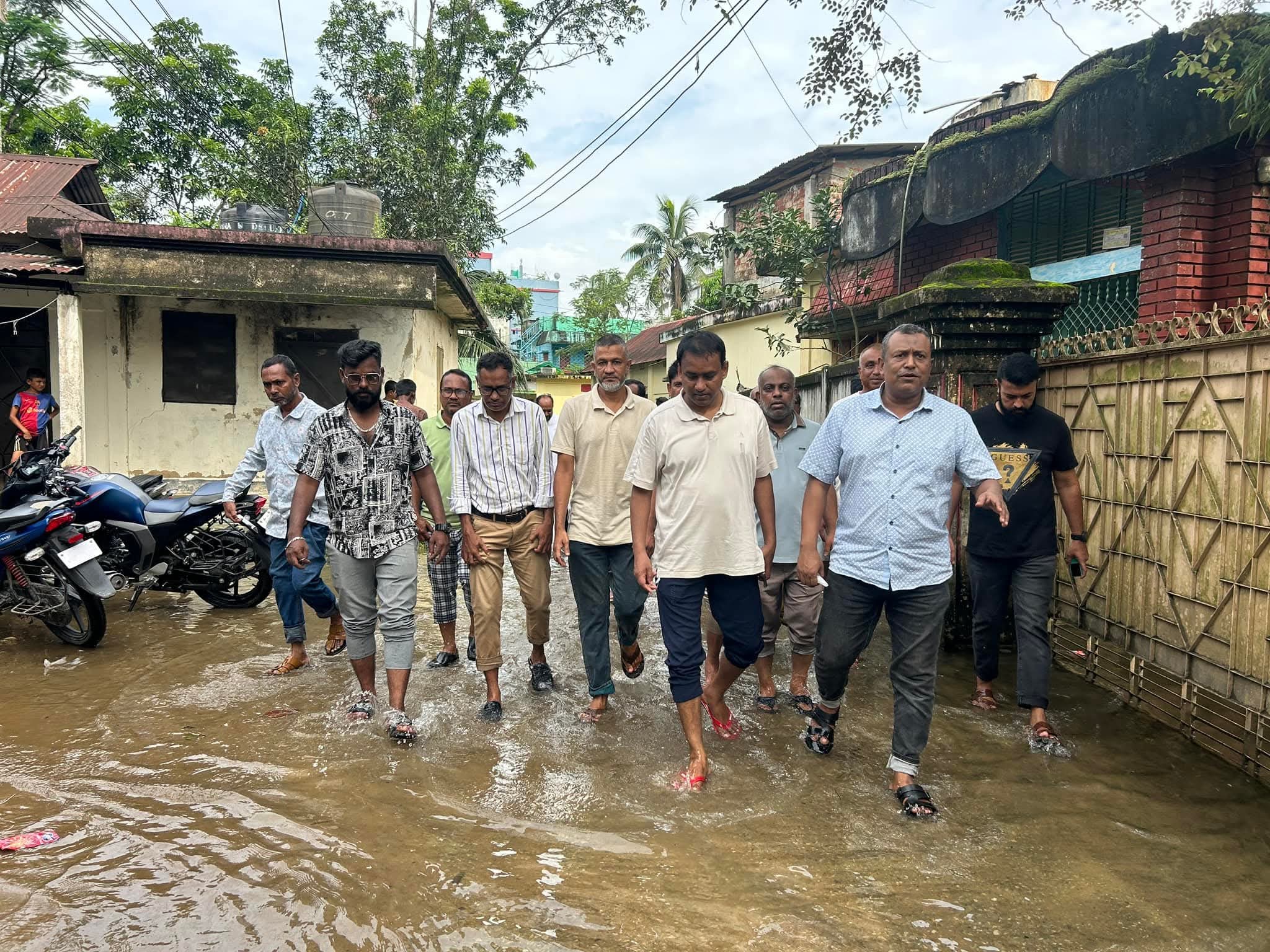 সুনামগঞ্জ শহরের জলাবদ্ধতা পরিস্থিতি পরিদর্শনে এমপি ও পৌর প্রশাসক।