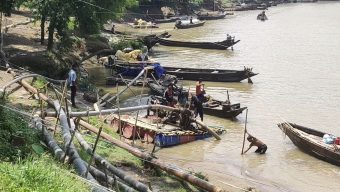 দোয়ারাবাজারের খাসিয়ামারা নদীতে অবৈধ ড্রেজার তান্ডবে এলাকাবাসীর নাভিঃশ্বাস চরমে।