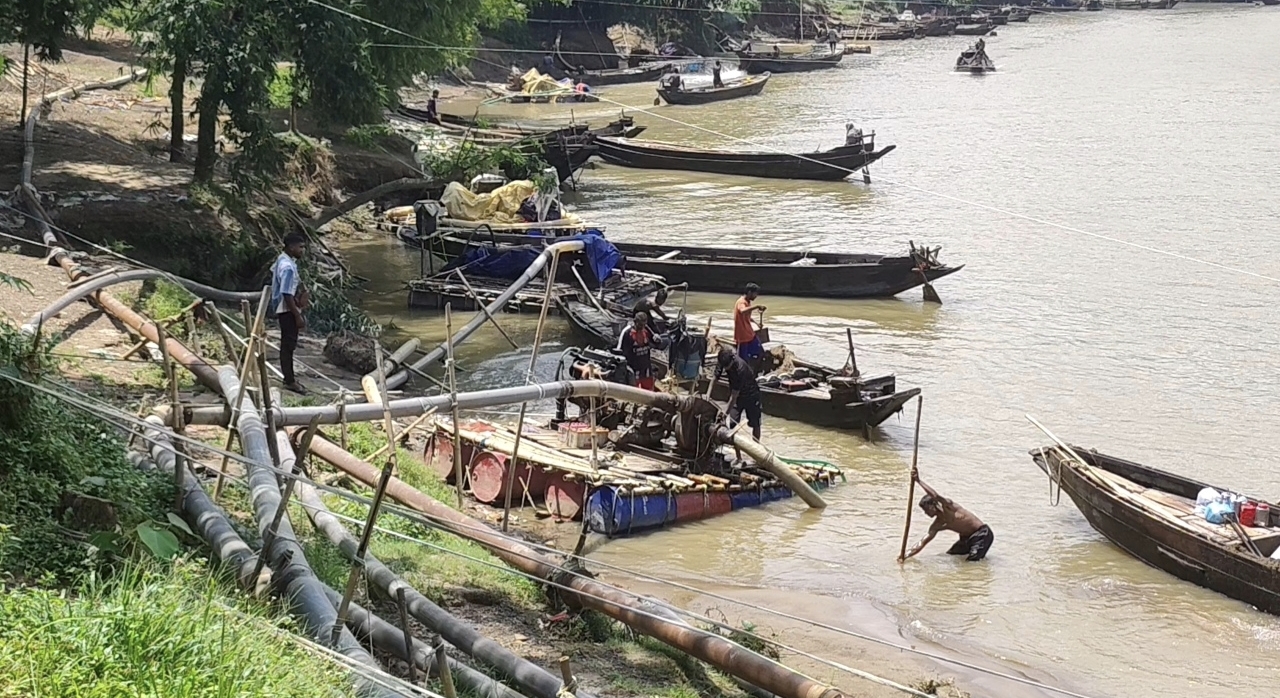 দোয়ারাবাজারের খাসিয়ামারা নদীতে অবৈধ ড্রেজার তান্ডবে এলাকাবাসীর নাভিঃশ্বাস চরমে।