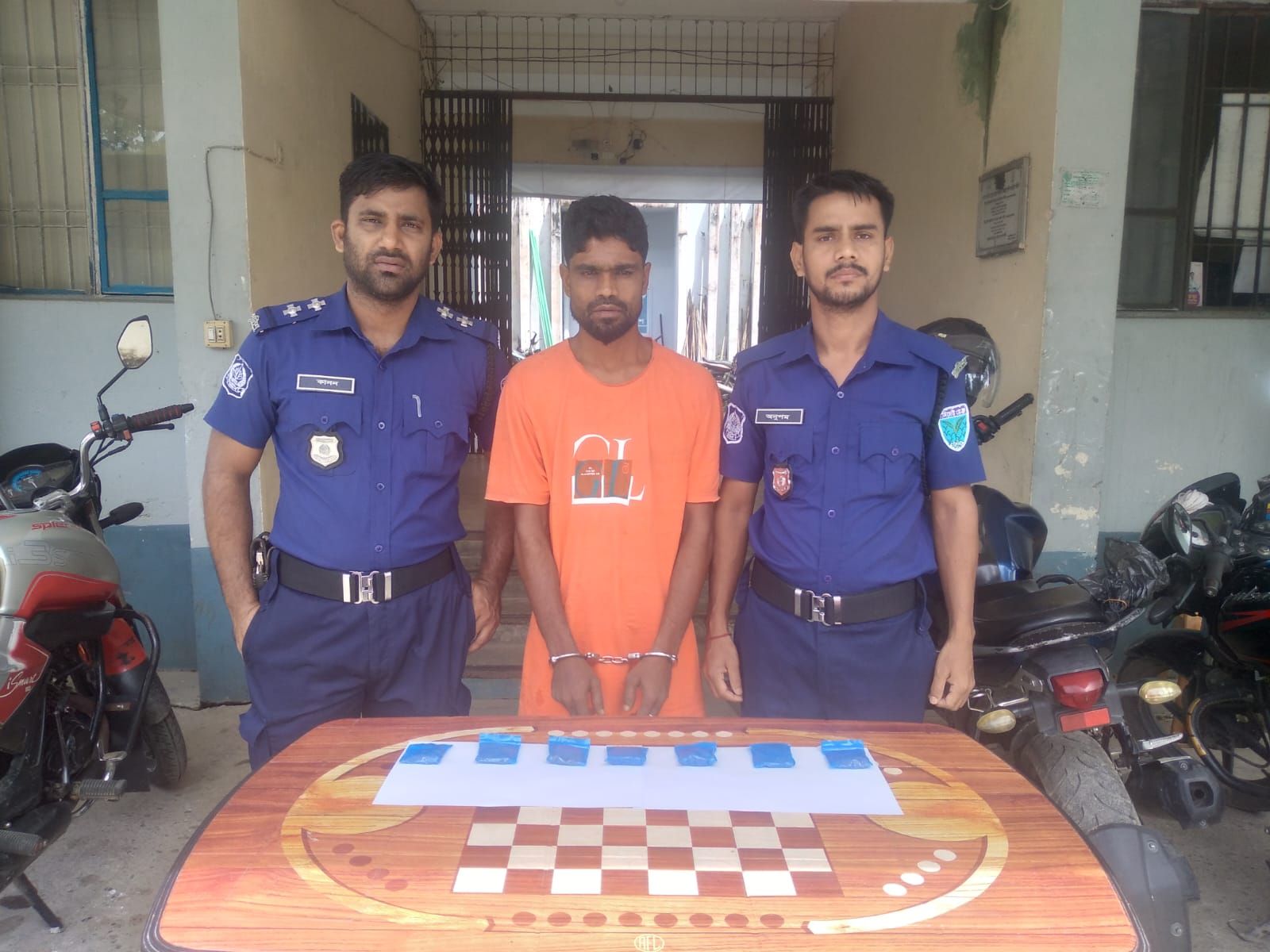 সুনামগঞ্জের দিরাই থানা পুলিশের অভিযানে সাড়ে ৭ লাখ টাকার ১৩০৫ পিস ইয়াবাসহ ব্যবসায়ী আটক।