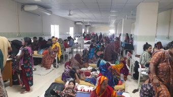 সুনামগঞ্জ সদর হাসপাতালে ধারণ ক্ষমতার চেয়ে অতিরিক্ত রোগীর চাপে হিমশিম খাচ্ছেন কর্তৃপক্ষ।