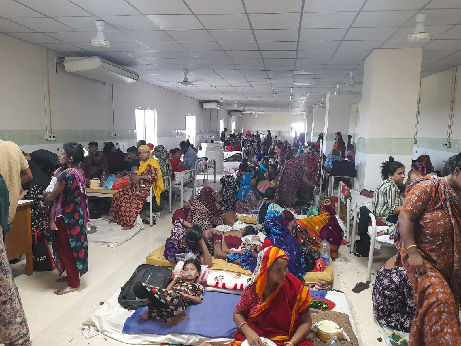 সুনামগঞ্জ সদর হাসপাতালে ধারণ ক্ষমতার চেয়ে অতিরিক্ত রোগীর চাপে হিমশিম খাচ্ছেন কর্তৃপক্ষ।