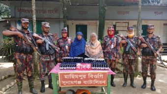 সুনামগঞ্জে ৩০২ বোতল ভারতীয় সিরাপসহ দুই নারী আটক।