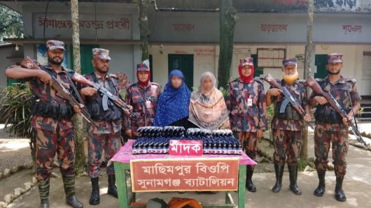 সুনামগঞ্জে ৩০২ বোতল ভারতীয় সিরাপসহ দুই নারী আটক।